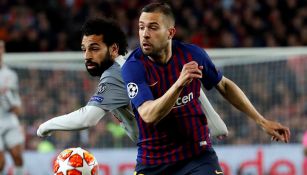 Jordi Alba busca el balón ante la cercanía de Salah