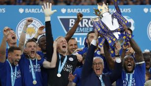 Los jugadores del Leicester, y su DT Claudio Ranieri, levantan el trofeo de Campeón