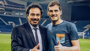 Iker Casillas se toma una foto con Hugo Sánchez