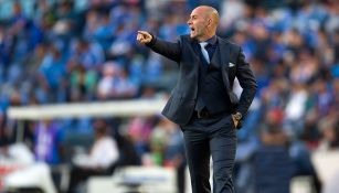 Paco Jémez da indicaciones en juego de Cruz Azul 