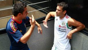 Xavi y Rafa Márquez hablan previo a un juego entre Tri y España en 2010