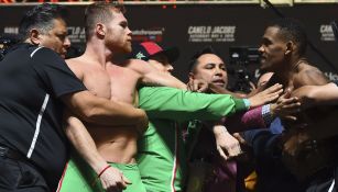 Canelo y Jacobs se enfrentan durante la ceremonia de pesaje