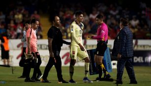 Edson Álvarez, saliendo de cambio tras su lesión