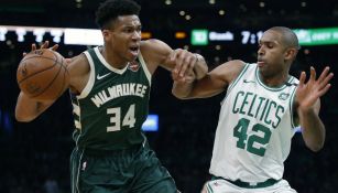 Giannis Antetokounmpo intenta pasar a Al Horford