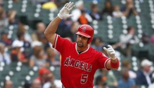 Pujols suelta el bate tras conectar un jonrón solitario ante Detroit