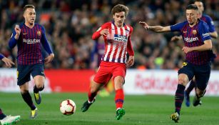 Griezmann pelea un balón en un duelo ante el Barça