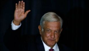 AMLO saluda en una conferencia de prensa