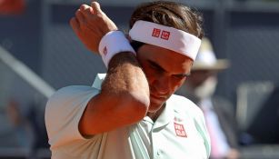 Roger Federer se lamenta durante el partido