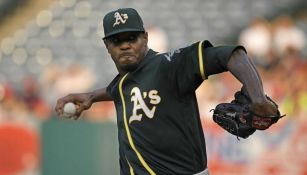 Edwin Jackson lanza la pelota durante un partido