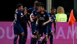 Jugadores del PSV festejan un gol