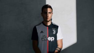 Dybala posa con la nueva indumentaria de la Juventus 