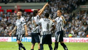 Jugadores de Rayados celebran anotación contra Necaxa