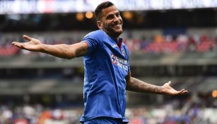 Édgar Méndez celebra un gol con el Cruz Azul