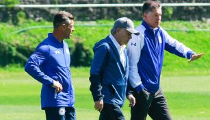 Peláez, Caixinha y Billy caminan en La Noria