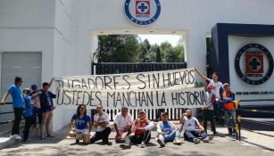 Aficionados del Cruz Azul protestan en La Noria