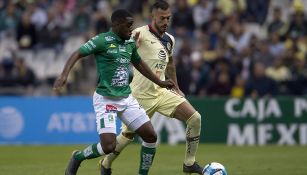 Fuerte lucha por el balón en el América vs León del C2019