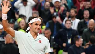 Federer celebra tras vencer al croata Borna Coric 