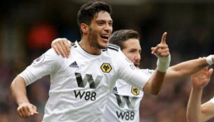 Raúl Jiménez festeja un gol con los Wolves