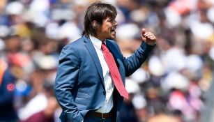 Almeyda da instrucciones en partido con Chivas 