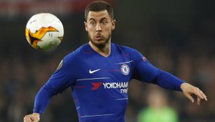 Hazard intenta controlar el balón en un partido del Chelsea 