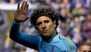 Memo Ochoa saluda en un juego del Standard 