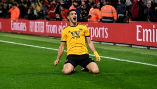 Raúl Jiménez celebra un gol con los Wolves