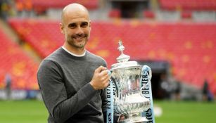 Pep Guardiola posa con el trofeo de la FA Cup 