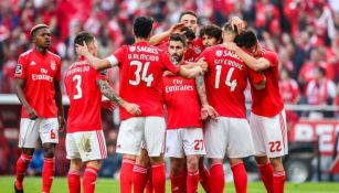 Jugadores del Benfica festejan gol de Silva 