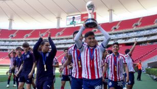  Carlos Jovanni Salcido levanta el título de la Sub 15 con Chivas