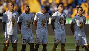 Jugadores de Tigres durante el homenaje a Batocletti