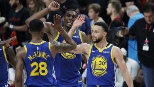 Los jugadores de los Warriors celebran el triunfo