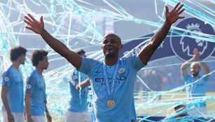 Vincent Kompany celebra el título del Manchester City