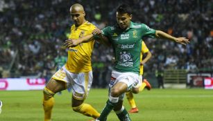 Luis Rodriguez y Osvaldo Rodríguez disputan un balón