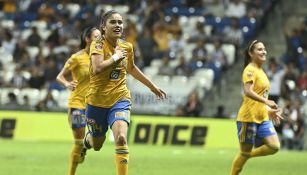 Lizbeth Ovalle celebra gol contra Rayadas