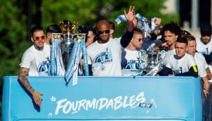 Manchester City presume sus trofeos obtenidos en la temporada 