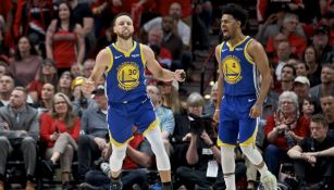 Stephen Curry festeja durante el partido 