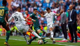 Varane intenta recuperar el balón contra Betis 