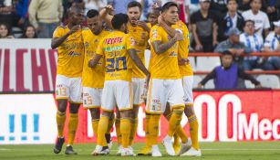 Jugadores de Tigres festejan gol contra Pachuca