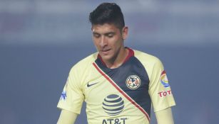 Edson Álvarez durante un partido del América