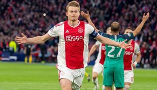 De Ligt celebra una anotación con el Ajax en Champions 