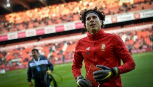 Ochoa recibe premio después del encuentro del Standard de Lieja 