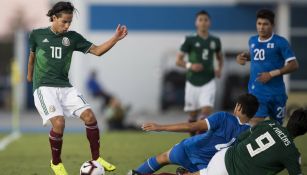 Lainez y Macías pelean por el balón contra un rival 