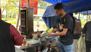 Diego Reyes comiendo tacos en puesto callejero