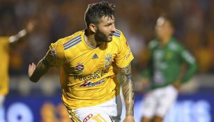 Gignac festeja el gol con el que se vuelve máximo anotador de los de la UANL