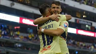 Rodríguez y Valdez, en el festejo de un tanto azulcrema en el Estadio Azteca