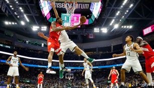 Kawhi Leonard en una jugada contra Milwaukee Bucks 