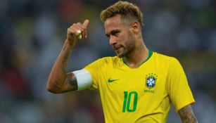 Neymar da las gracias tras un buen pase de uno de sus compañeros 