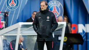 Thomas Tuchel observa el desempeño de sus jugadores