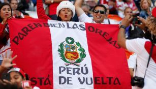 Aficionados alientan a la selección peruana