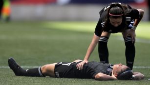 Kiana Palacios se queja tras un choque con Alyssa Naeher